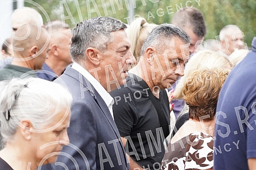 The Vice President of the National Assembly, retired Major General Bozidar Delic, was buried at Orlovaca cemetery.Potpredsednik Narodne skupstine, general-majora u penziji Bozidar Delic sahranjen je na grolju Orlovaca.