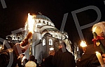 Svecani docek `Blagodatnog Ognja` iz Hrama Vaskresenja Hristovog u Jerusalimu ispred Hrama Svetog Save u Beogradu.