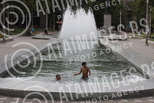 The children sought refreshment in the fountain on Nikola Pasic Square during hot July day. Deca su potrazila osvezenje u fontani na Trgu Nikole Pasica tokom vrelog julskog dana