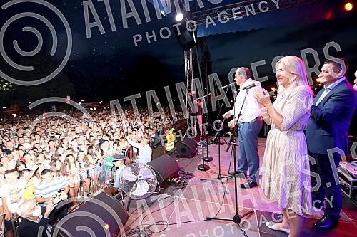 Concert on the occasion of the Day of the Municipality of Celinac on the Square in front of the Municipality. Koncert povodom Dana opstine Celinac na Trgu ispred Opstine.