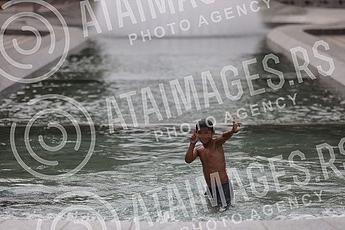 The children sought refreshment in the fountain on Nikola Pasic Square during hot July day. Deca su potrazila osvezenje u fontani na Trgu Nikole Pasica tokom vrelog julskog dana