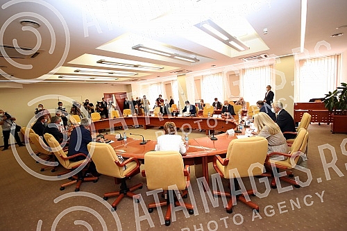 A meeting between the presidents of all parliamentary parties based in Republika Srpska, convened by Republika Srpska National Assembly Speaker Nedeljko Cubrilovic, has begun in Banja Luka on the latest decision by outgoing High Representative Valent