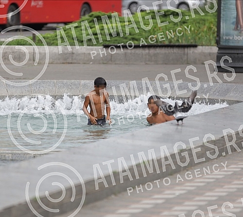 The children sought refreshment in the fountain on Nikola Pasic Square during hot July day. Deca su potrazila osvezenje u fontani na Trgu Nikole Pasica tokom vrelog julskog dana