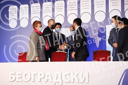 The contractual agreement for the Project of infrastructure construction and filling of the plateau for the metro depot in Makisko polje in Belgrade was signed in the ceremonial hall of the Old Palace.Ugovorni sporazum za Projekat izgradnje infrast