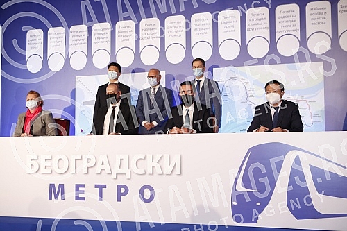 The contractual agreement for the Project of infrastructure construction and filling of the plateau for the metro depot in Makisko polje in Belgrade was signed in the ceremonial hall of the Old Palace.Ugovorni sporazum za Projekat izgradnje infrast