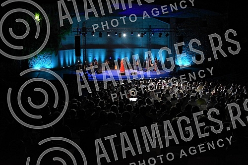 The Tourist Organization of Nis organized a free concert of Biljana Krstic and the Bistrik Orchestra entitled The Scent of Heritage at the Low Fortress on the occasion of the celebration of the city's glory of St. Emperor Constantine and Empress Hele