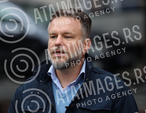 President of Dveri Bosko Obradovic and Vice President of the Executive Board of Dveri Slavisa Miletic held a press conference in front of the building of the Ministry of Mining and Energy, with the topic: 