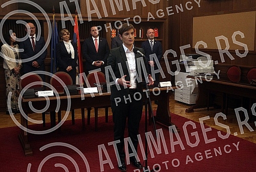 The Prime Minister of the Republic of Serbia, Ana Brnabic, attended the signing of the Memorandum of Cooperation on the development of a dual model of studies in higher education in the building of the Aviation Academy. Predsednica Vlade Republike 