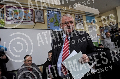 In Serbia held early parliamentary, provincial and local elections. 
U Srbiji se odrzavaju vanredni parlamentarni, pokrajinski i lokalni izbori.