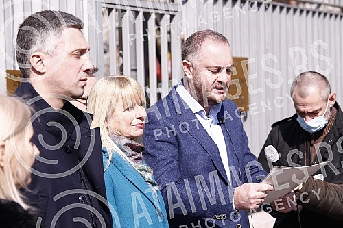 The president and vice-president of the Serbian movement Dveri, Bosko Obradovic and Ivan Kostic, held a press conference in front of the Embassy of the Russian Federation, condemning Vucic's decision to support a resolution against Russia.Predsedni