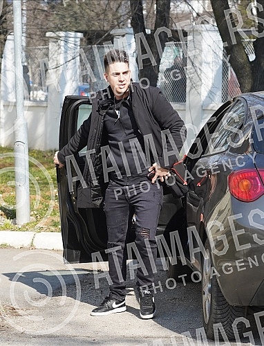 Former participant of the Cooperative and tatoo master Filip Reljic took his wife Marija Masa Reljic (ex Matijevic)and son Vikotra from the maternity hospital Dragisa Misovic.Bivsi ucesnik Zadruge i tatoo majstor Filip Reljic izveo je suprugu Marij