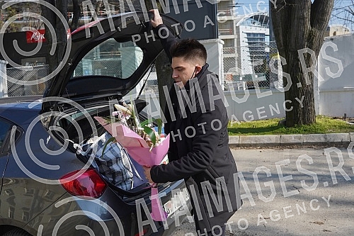 Former participant of the Cooperative and tatoo master Filip Reljic took his wife Marija Masa Reljic (ex Matijevic)and son Vikotra from the maternity hospital Dragisa Misovic.Bivsi ucesnik Zadruge i tatoo majstor Filip Reljic izveo je suprugu Marij