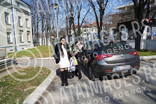 Former participant of the Cooperative and tatoo master Filip Reljic took his wife Marija Masa Reljic (ex Matijevic)and son Vikotra from the maternity hospital Dragisa Misovic.Bivsi ucesnik Zadruge i tatoo majstor Filip Reljic izveo je suprugu Marij