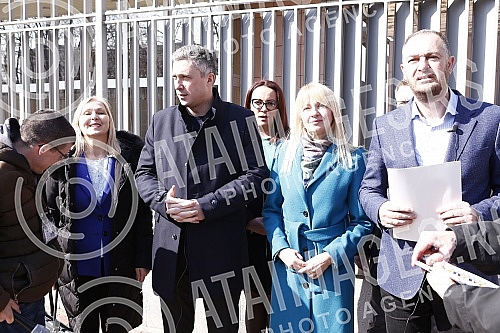 The president and vice-president of the Serbian movement Dveri, Bosko Obradovic and Ivan Kostic, held a press conference in front of the Embassy of the Russian Federation, condemning Vucic's decision to support a resolution against Russia.Predsedni