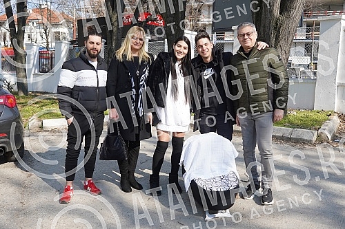 Former participant of the Cooperative and tatoo master Filip Reljic took his wife Marija Masa Reljic (ex Matijevic)and son Vikotra from the maternity hospital Dragisa Misovic.Bivsi ucesnik Zadruge i tatoo majstor Filip Reljic izveo je suprugu Marij