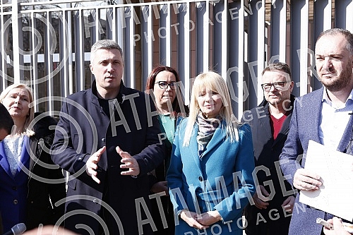 The president and vice-president of the Serbian movement Dveri, Bosko Obradovic and Ivan Kostic, held a press conference in front of the Embassy of the Russian Federation, condemning Vucic's decision to support a resolution against Russia.Predsedni