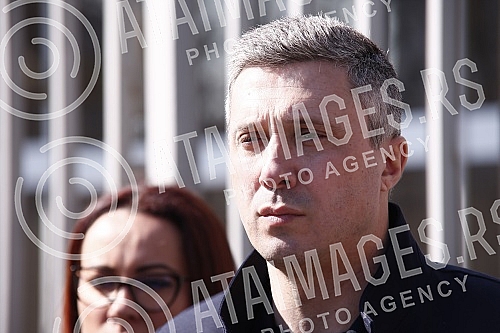 The president and vice-president of the Serbian movement Dveri, Bosko Obradovic and Ivan Kostic, held a press conference in front of the Embassy of the Russian Federation, condemning Vucic's decision to support a resolution against Russia.Predsedni