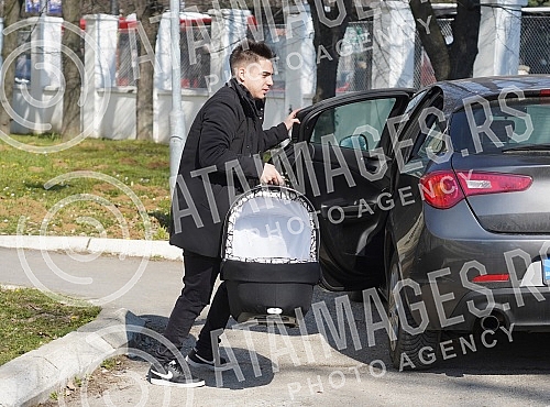 Former participant of the Cooperative and tatoo master Filip Reljic took his wife Marija Masa Reljic (ex Matijevic)and son Vikotra from the maternity hospital Dragisa Misovic.Bivsi ucesnik Zadruge i tatoo majstor Filip Reljic izveo je suprugu Marij