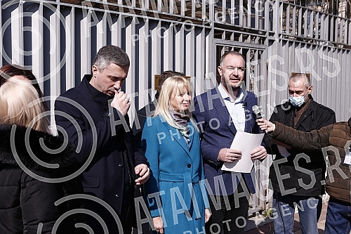 The president and vice-president of the Serbian movement Dveri, Bosko Obradovic and Ivan Kostic, held a press conference in front of the Embassy of the Russian Federation, condemning Vucic's decision to support a resolution against Russia.Predsedni