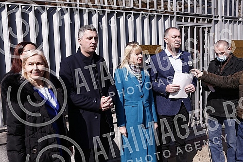 The president and vice-president of the Serbian movement Dveri, Bosko Obradovic and Ivan Kostic, held a press conference in front of the Embassy of the Russian Federation, condemning Vucic's decision to support a resolution against Russia.Predsedni