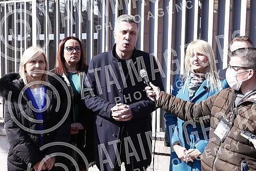 The president and vice-president of the Serbian movement Dveri, Bosko Obradovic and Ivan Kostic, held a press conference in front of the Embassy of the Russian Federation, condemning Vucic's decision to support a resolution against Russia.Predsedni