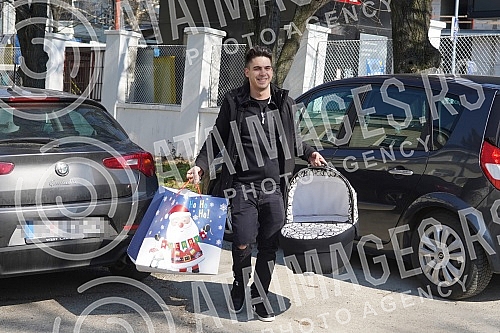 Former participant of the Cooperative and tatoo master Filip Reljic took his wife Marija Masa Reljic (ex Matijevic)and son Vikotra from the maternity hospital Dragisa Misovic.Bivsi ucesnik Zadruge i tatoo majstor Filip Reljic izveo je suprugu Marij