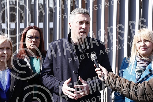 The president and vice-president of the Serbian movement Dveri, Bosko Obradovic and Ivan Kostic, held a press conference in front of the Embassy of the Russian Federation, condemning Vucic's decision to support a resolution against Russia.Predsedni