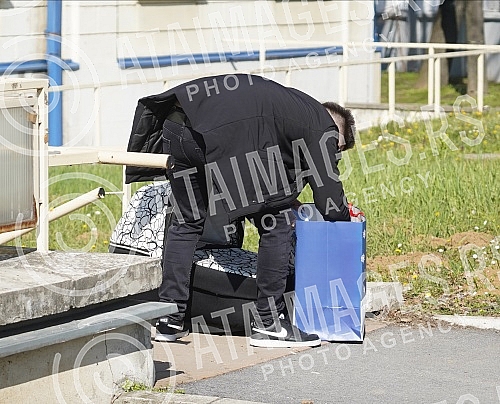 Former participant of the Cooperative and tatoo master Filip Reljic took his wife Marija Masa Reljic (ex Matijevic)and son Vikotra from the maternity hospital Dragisa Misovic.Bivsi ucesnik Zadruge i tatoo majstor Filip Reljic izveo je suprugu Marij