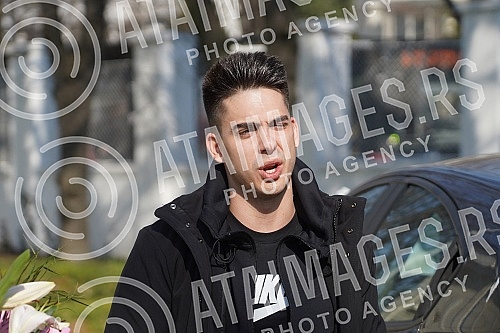 Former participant of the Cooperative and tatoo master Filip Reljic took his wife Marija Masa Reljic (ex Matijevic)and son Vikotra from the maternity hospital Dragisa Misovic.Bivsi ucesnik Zadruge i tatoo majstor Filip Reljic izveo je suprugu Marij