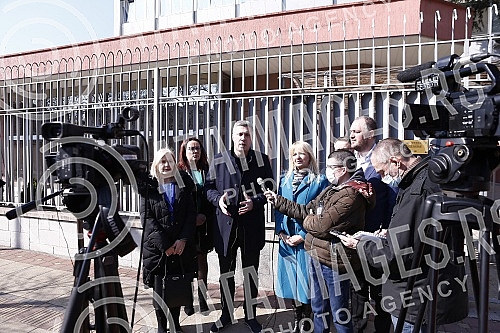 The president and vice-president of the Serbian movement Dveri, Bosko Obradovic and Ivan Kostic, held a press conference in front of the Embassy of the Russian Federation, condemning Vucic's decision to support a resolution against Russia.Predsedni