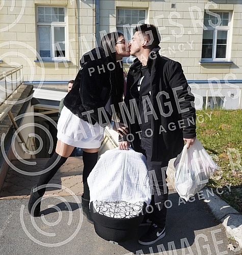 Former participant of the Cooperative and tatoo master Filip Reljic took his wife Marija Masa Reljic (ex Matijevic)and son Vikotra from the maternity hospital Dragisa Misovic.Bivsi ucesnik Zadruge i tatoo majstor Filip Reljic izveo je suprugu Marij