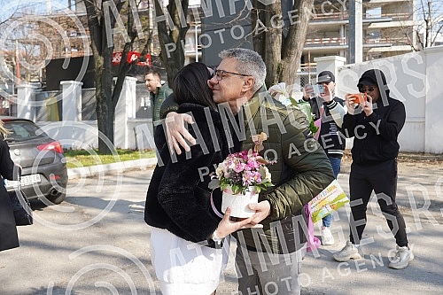 Former participant of the Cooperative and tatoo master Filip Reljic took his wife Marija Masa Reljic (ex Matijevic)and son Vikotra from the maternity hospital Dragisa Misovic.Bivsi ucesnik Zadruge i tatoo majstor Filip Reljic izveo je suprugu Marij