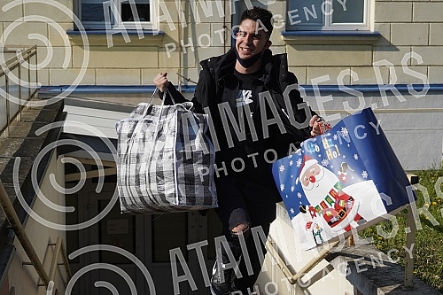 Former participant of the Cooperative and tatoo master Filip Reljic took his wife Marija Masa Reljic (ex Matijevic)and son Vikotra from the maternity hospital Dragisa Misovic.Bivsi ucesnik Zadruge i tatoo majstor Filip Reljic izveo je suprugu Marij