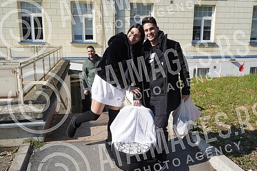 Former participant of the Cooperative and tatoo master Filip Reljic took his wife Marija Masa Reljic (ex Matijevic)and son Vikotra from the maternity hospital Dragisa Misovic.Bivsi ucesnik Zadruge i tatoo majstor Filip Reljic izveo je suprugu Marij