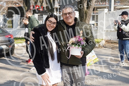 Former participant of the Cooperative and tatoo master Filip Reljic took his wife Marija Masa Reljic (ex Matijevic)and son Vikotra from the maternity hospital Dragisa Misovic.Bivsi ucesnik Zadruge i tatoo majstor Filip Reljic izveo je suprugu Marij