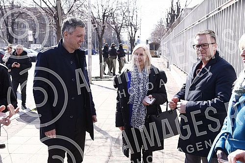 The president and vice-president of the Serbian movement Dveri, Bosko Obradovic and Ivan Kostic, held a press conference in front of the Embassy of the Russian Federation, condemning Vucic's decision to support a resolution against Russia.Predsedni