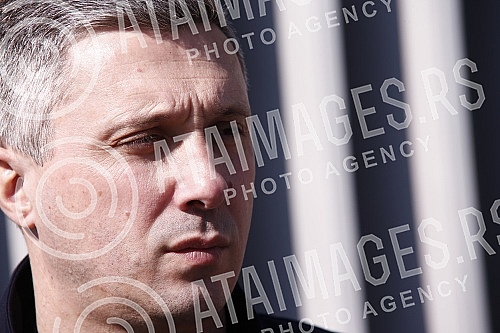 The president and vice-president of the Serbian movement Dveri, Bosko Obradovic and Ivan Kostic, held a press conference in front of the Embassy of the Russian Federation, condemning Vucic's decision to support a resolution against Russia.Predsedni