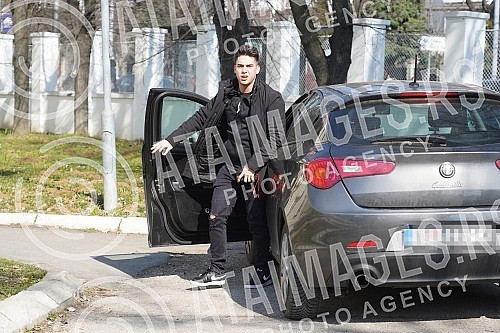 Former participant of the Cooperative and tatoo master Filip Reljic took his wife Marija Masa Reljic (ex Matijevic)and son Vikotra from the maternity hospital Dragisa Misovic.Bivsi ucesnik Zadruge i tatoo majstor Filip Reljic izveo je suprugu Marij