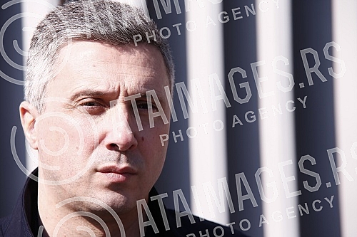 The president and vice-president of the Serbian movement Dveri, Bosko Obradovic and Ivan Kostic, held a press conference in front of the Embassy of the Russian Federation, condemning Vucic's decision to support a resolution against Russia.Predsedni