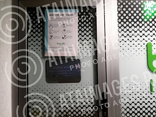 Notice of protection measures to prevent the spread of COVID-19 coronavirus on the laboratory door. Obavestenje o merama zastite radi prevencije sirenja korona virusa COVID-19 na ulaznim vratima laboratorije.