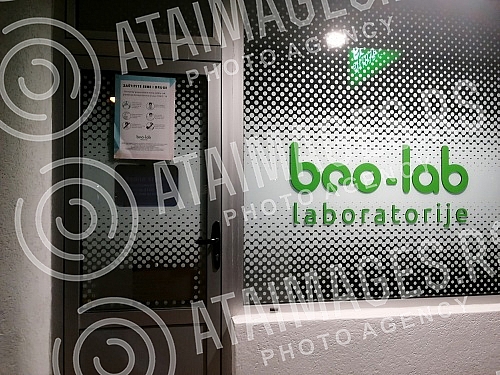 Notice of protection measures to prevent the spread of COVID-19 coronavirus on the laboratory door. Obavestenje o merama zastite radi prevencije sirenja korona virusa COVID-19 na ulaznim vratima laboratorije.