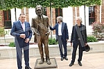 Nobel laureate Peter Handke visited the recently erected monument in the center of Banja Luka. Nobelovac Peter Handke obisao je u centru Banja Luke nedavno postavljen spomenik,.