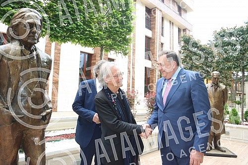 Nobel laureate Peter Handke visited the recently erected monument in the center of Banja Luka. Nobelovac Peter Handke obisao je u centru Banja Luke nedavno postavljen spomenik,.