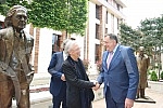Nobel laureate Peter Handke visited the recently erected monument in the center of Banja Luka. Nobelovac Peter Handke obisao je u centru Banja Luke nedavno postavljen spomenik,.