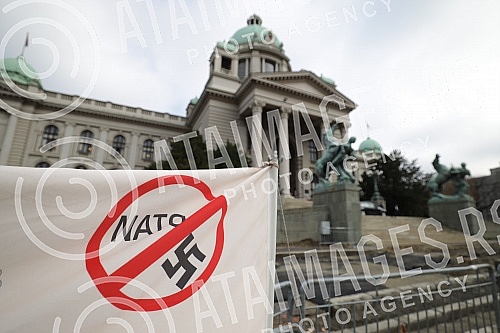 Specific press conference, more precisely gathering and protest of the Assembly of Free Serbia in front of the National Assembly where the session is taking place, on the occasion of the Proposal on Amendments to the Law on Expropriation.Specificna