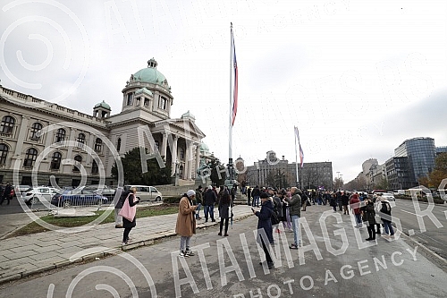 Specific press conference, more precisely gathering and protest of the Assembly of Free Serbia in front of the National Assembly where the session is taking place, on the occasion of the Proposal on Amendments to the Law on Expropriation.Specificna