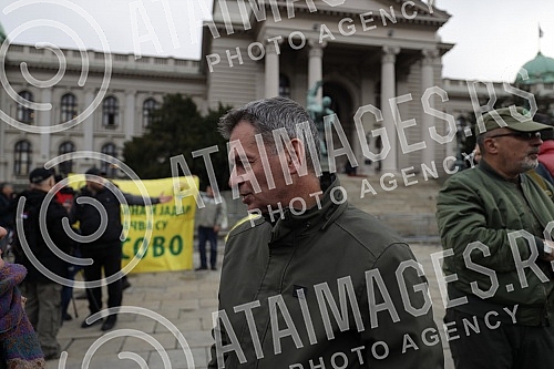 Specific press conference, more precisely gathering and protest of the Assembly of Free Serbia in front of the National Assembly where the session is taking place, on the occasion of the Proposal on Amendments to the Law on Expropriation.Specificna