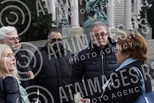 Specific press conference, more precisely gathering and protest of the Assembly of Free Serbia in front of the National Assembly where the session is taking place, on the occasion of the Proposal on Amendments to the Law on Expropriation.Specificna