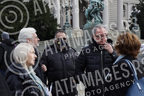 Specific press conference, more precisely gathering and protest of the Assembly of Free Serbia in front of the National Assembly where the session is taking place, on the occasion of the Proposal on Amendments to the Law on Expropriation.Specificna