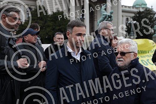 Specific press conference, more precisely gathering and protest of the Assembly of Free Serbia in front of the National Assembly where the session is taking place, on the occasion of the Proposal on Amendments to the Law on Expropriation.Specificna